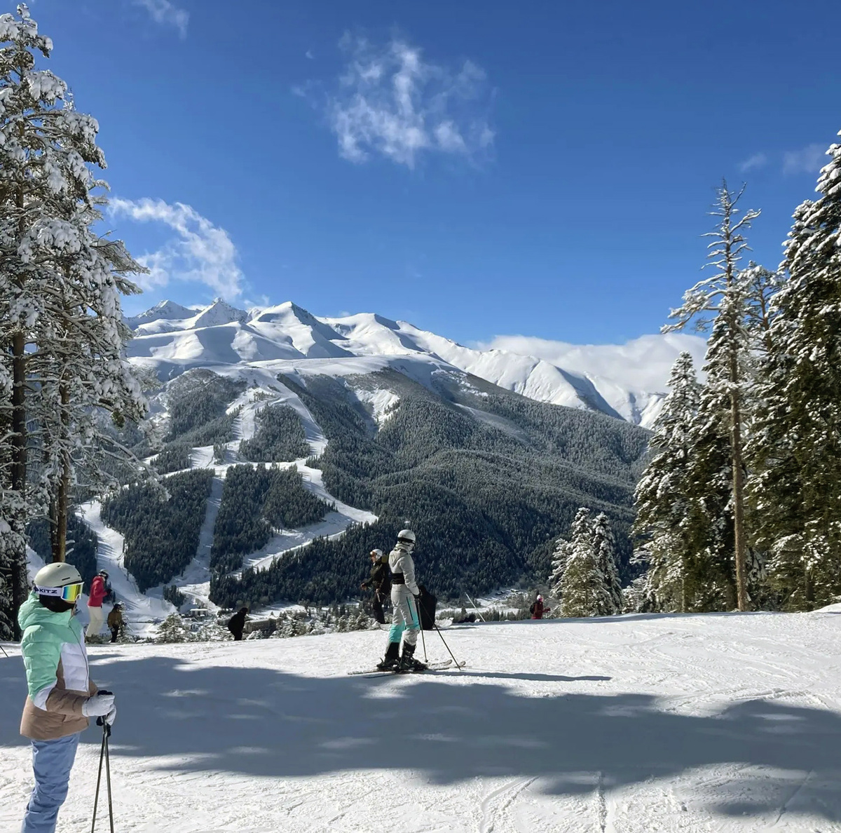 Кататься на лыжах в Архыз приезжают и взрослые, и дети