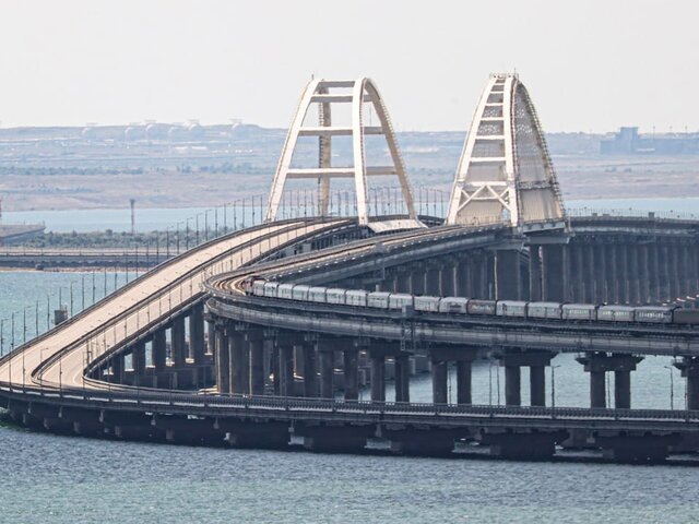 На Крымском мосту задержали 16 пассажирских поездов из-за перекрытия