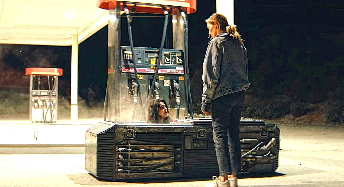 - Что значит "тесно"? Ну извини, нет у меня для странствий между мирами будки ТАРДИС, как у Доктора Кто. Только вот списанный холодильник из "Пятёрочки". 