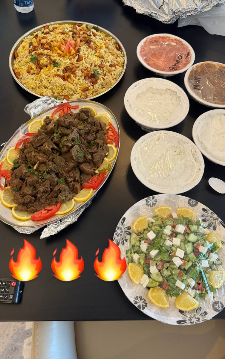 Британский боец Пэдди Пимблэтт опубликовал в социальных сетях фотографию, на которой он наслаждается огромными порциями еды.

Пимблэтт давно известен своей любовью к обильному питанию.