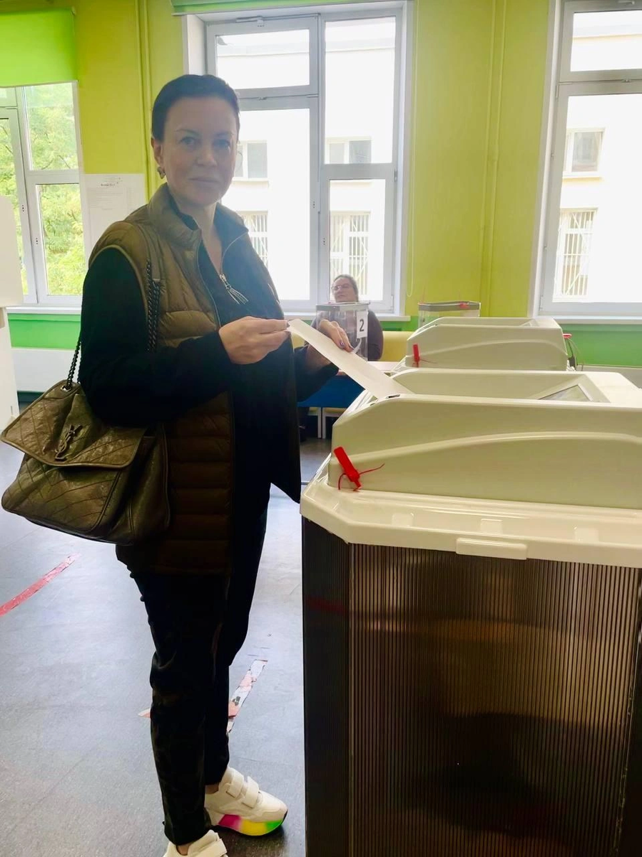 Мария Василькова на избирательном участке в сентябре 2022 года с сумочкой Yves Saint Laurent. Источник изображения: сайт ircity.ru
