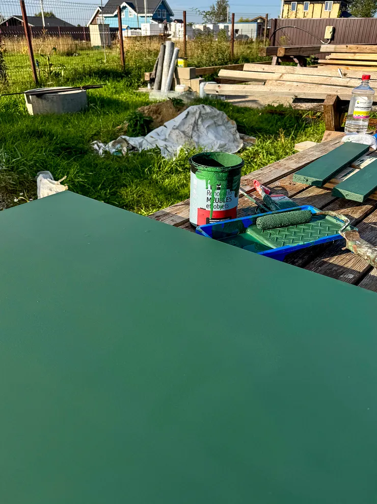 На фото с банкой виден первоначальный цвет краски