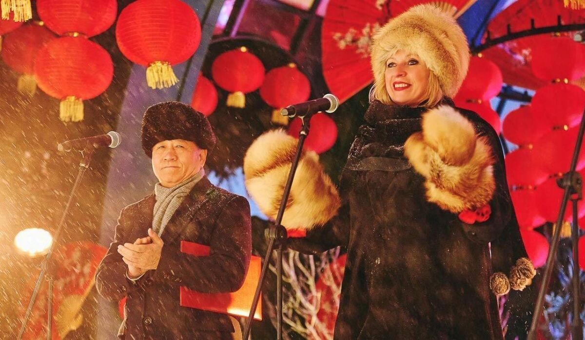     Мария Захарова и Чжан Ханьхуэй. Источник: mos ru Автор фото: Пресс-служба Мэра и Правительства Москвы