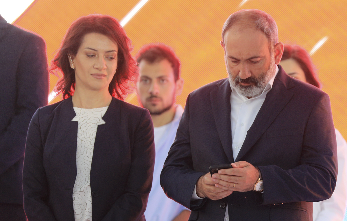    Анна Акопян и премьер-министр Армении Никол Пашинян  Александр Рюмин/ТАСС