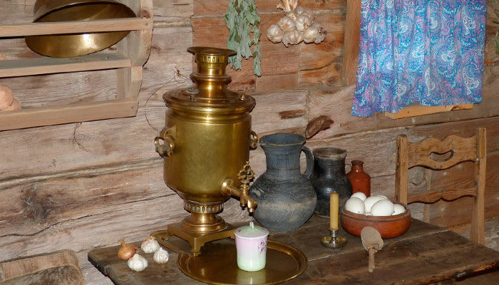 В среду на Масленой неделе теща угощала зятя, а тот дарил теще подарки и развлекал ее. Фото: pxhere.com