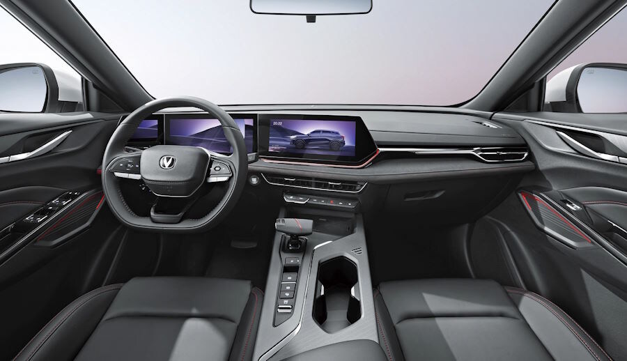 Особенность интерьера — три экрана перед водителем