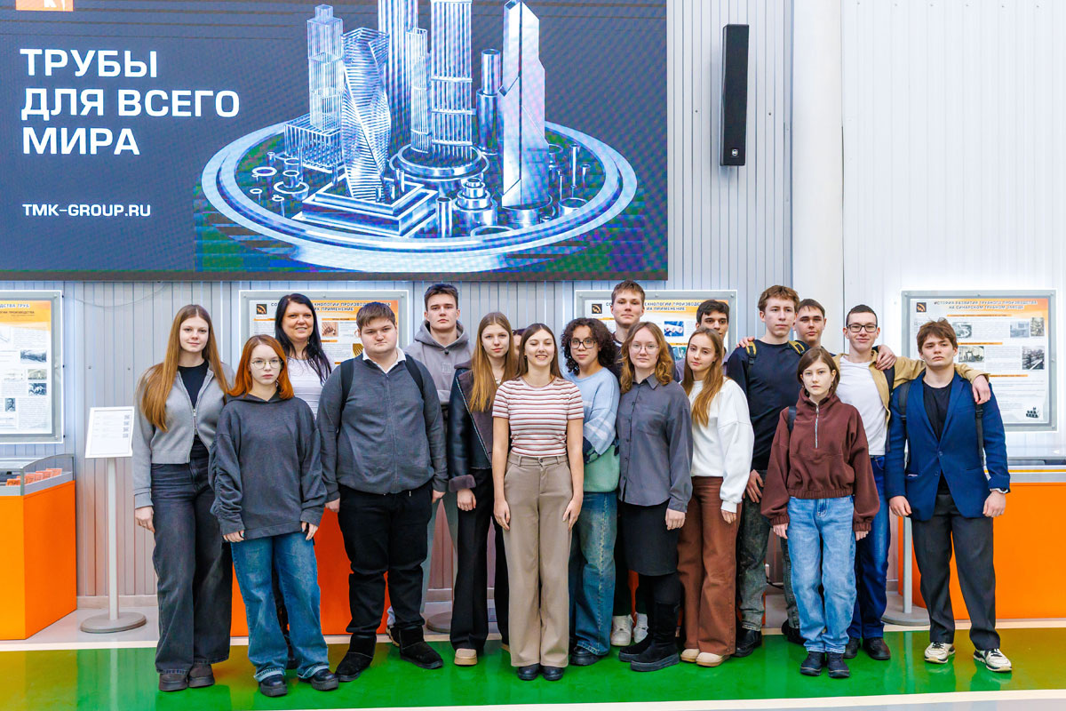    Школьники попробовали управлять станком: экскурсия на СинТЗ открыла мир промышленности