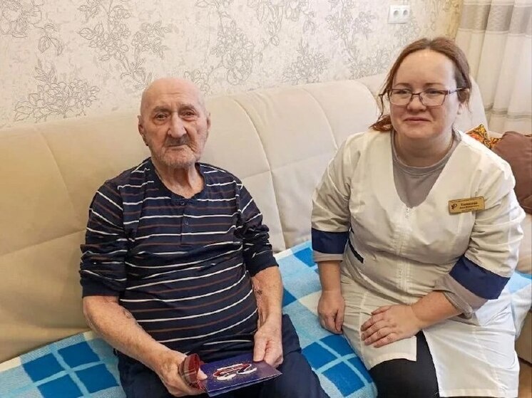     Одним из первых, кого посетила бригада врачей, стал 99-летний ветеран Виль Шуаевич Джабраилов. Фото: пресс-служба Минздрава Новгородской области