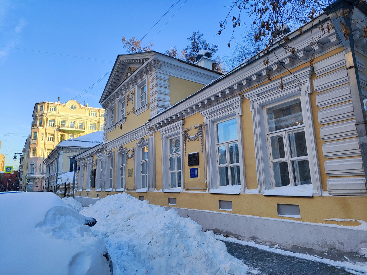 Здание в Сивцевом Вражке само по себе представляет интерес: это один из старых московских домов, сохранивших черты городской застройки XIX века — узкий фасад, высокие потолки и камерные интерьеры. 