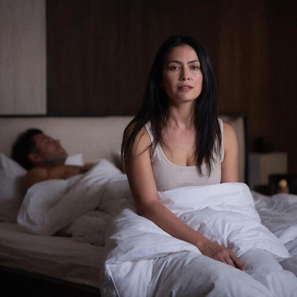 На фоне изменения, происходящих в теле женщины во время менопаузы, могут появляться неприятные симптомы: снижение либидо, появление сухости слизистых оболочек и, как следствие, боль во время близости 