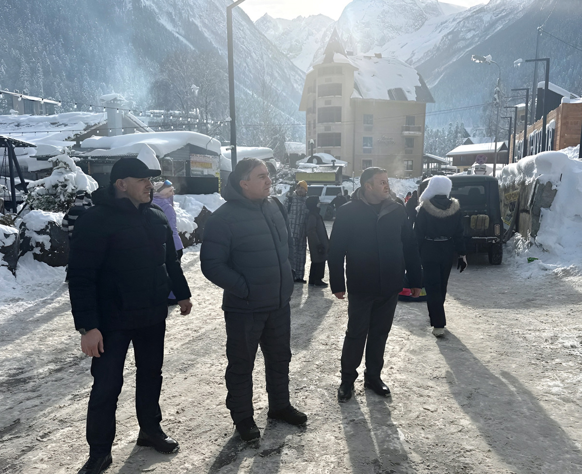 Мэр КГО Спартак Кущетеров вместе с главой поселка Алимуратом Байчоровым проверяют состояние дорог после снегопада