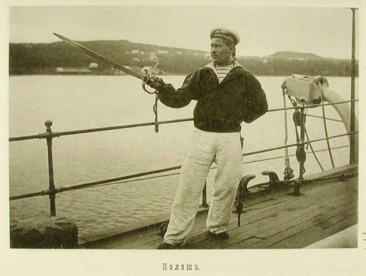 Кстати, на этом фото - классическая сабельная стойка того времени, с переносом веса на заднюю ногу.