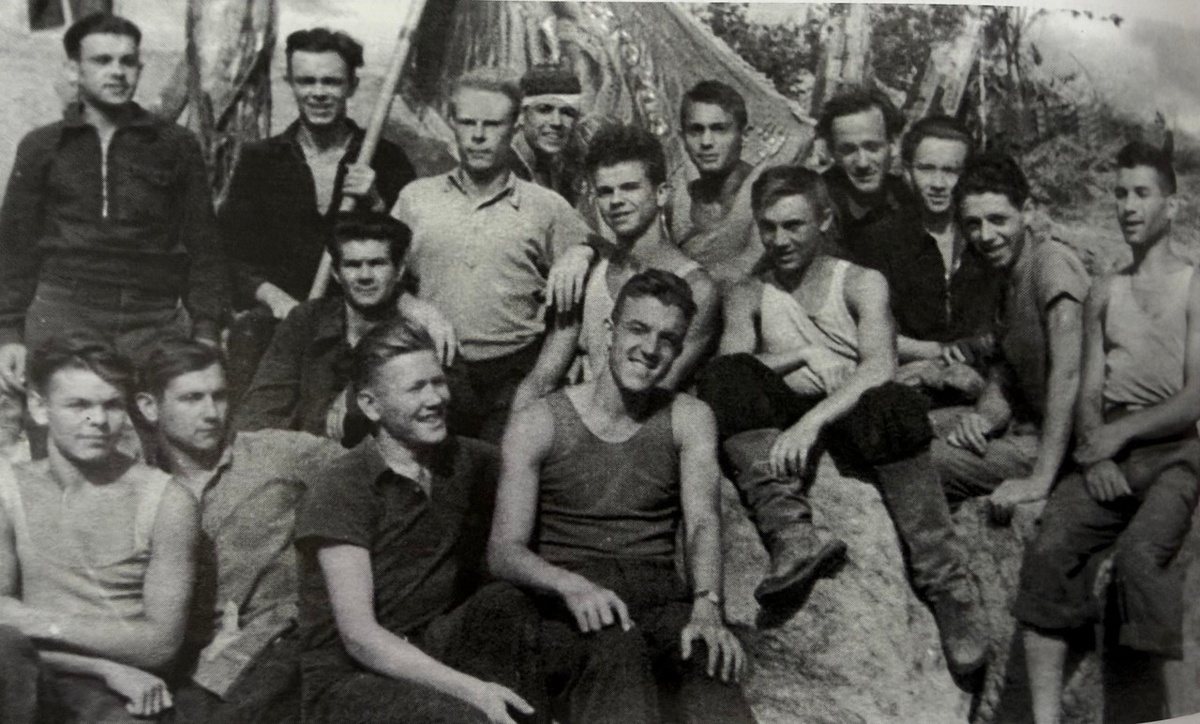 На Климовской ГЭС (1949 г.). В первом ряду 4-й слева бригадир Геннадий Цаплин