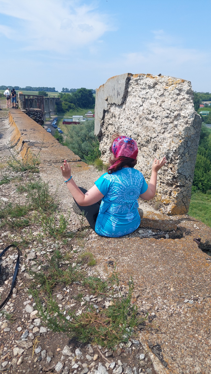  А тут я медитирую на Мокринском мосту. 