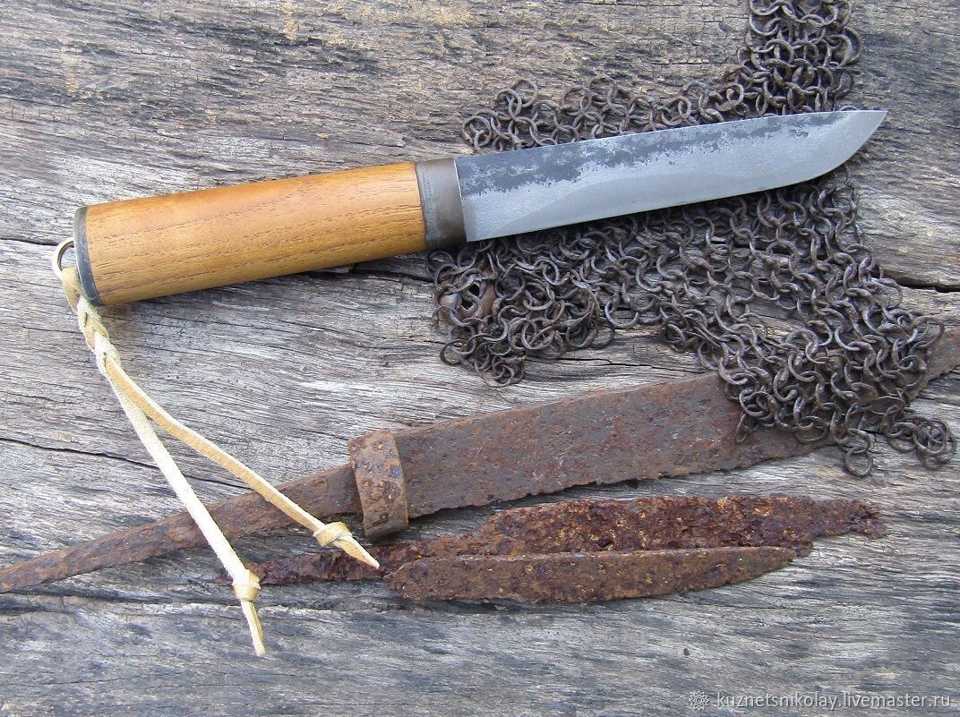 Древнерусский боевой нож (вверху - современная реплика, внизу - клинки оригиналов).