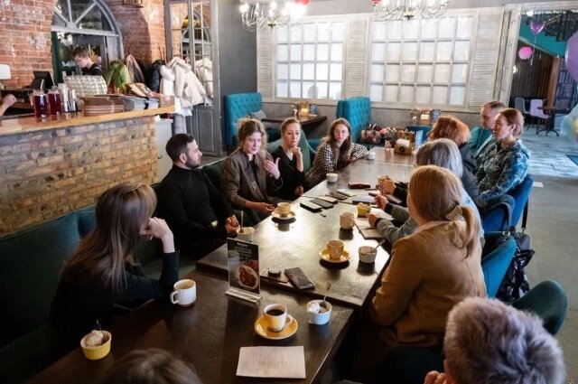    Режиссёр журналистам рассказала, что ждёт зрителя. Фото: Омский государственный драматический «Пятый театр»/ Анна Шестакова