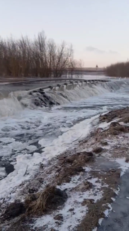 Вода смывает временный объезд.
