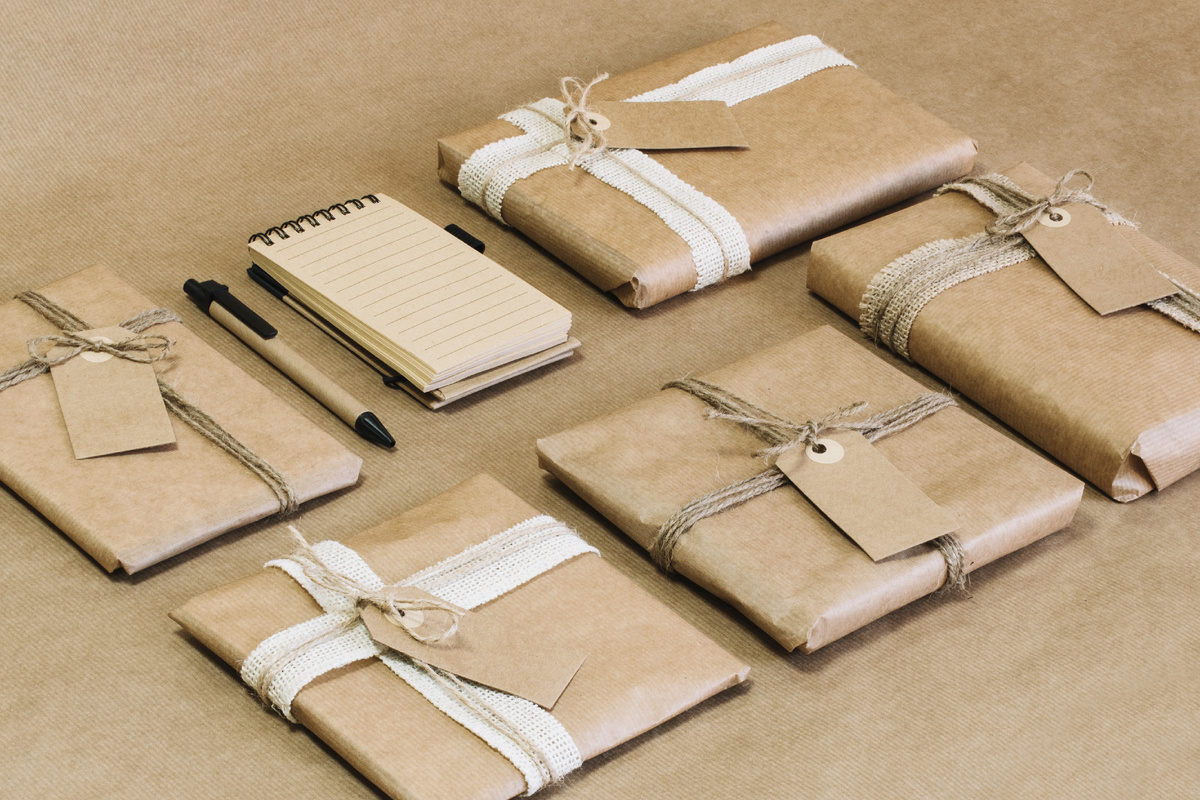 источник https://ru.freepik.com/free-photo/packaging-concept_2016231.htm#fromView=search&page=1&position=14&uuid=2c44a2e6-0902-434e-b435-862fd7485b91&query=корпоративный+мерч+в+подарок+в+коробке