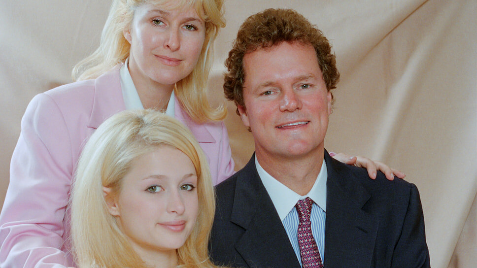 Пэрис Хилтон родилась в Нью-Йорке. Она является правнучкой Конрада Хилтона, основателя сети отелей HiltonНа фото: Пэрис Хилтон со своими родителями, Кэти и Ричардом Хилтонами, 1996 год.📷Фото: Colin Davey / Getty Images