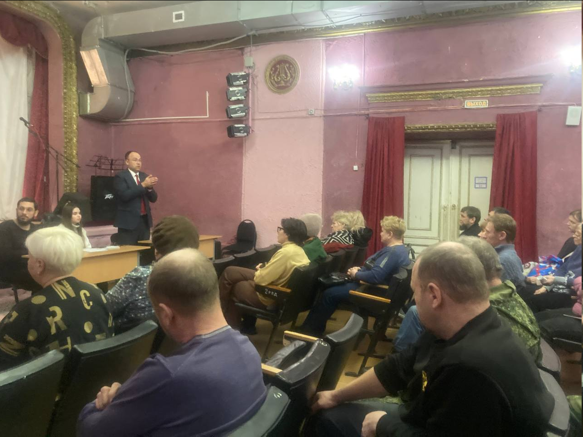 Идет собрание жителей. Фото Карачев Н.