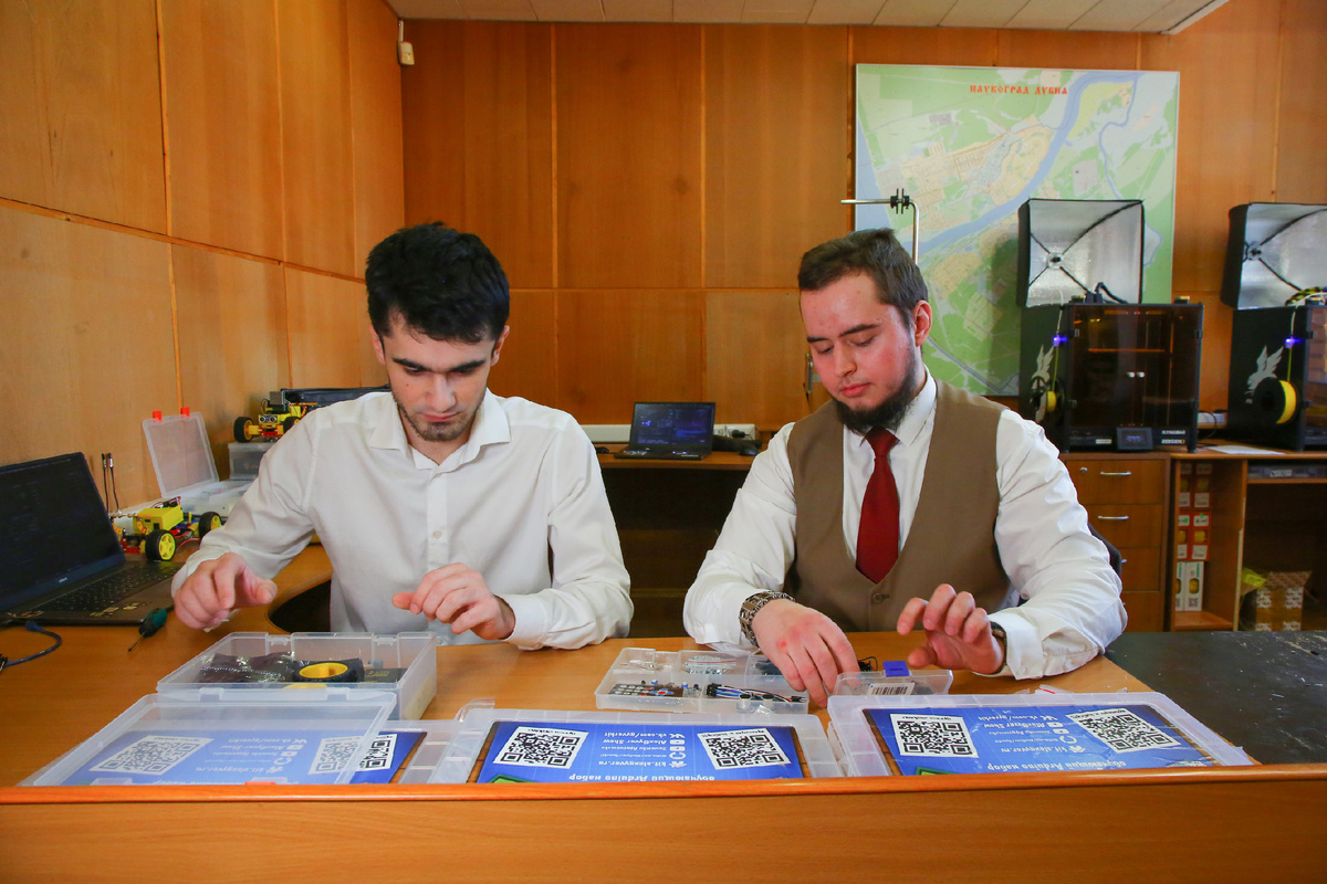 Хаджимурад Тугайлаев и Максим Сафронов за комплектацией наборов роботов