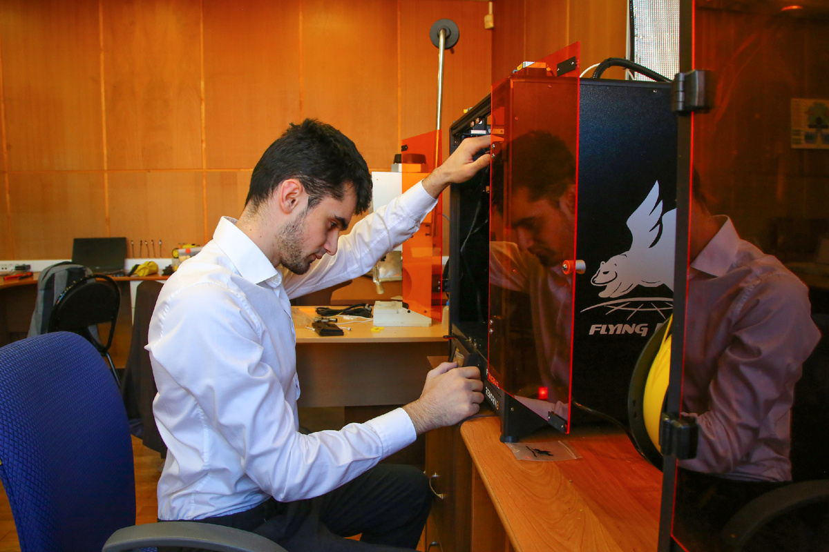 Хаджимурад Тугайлаев за настройкой 3D-принтера