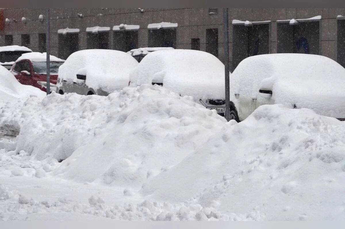    В Казани из-за рекордных снегопадов обрушилась кровля жилого дома