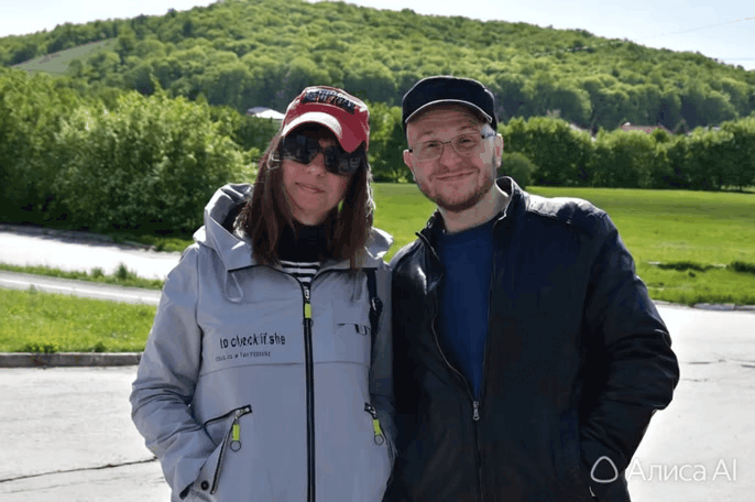 Рома и моя младшая сестренка Вишенка. Это ГИФ-анимация ☝