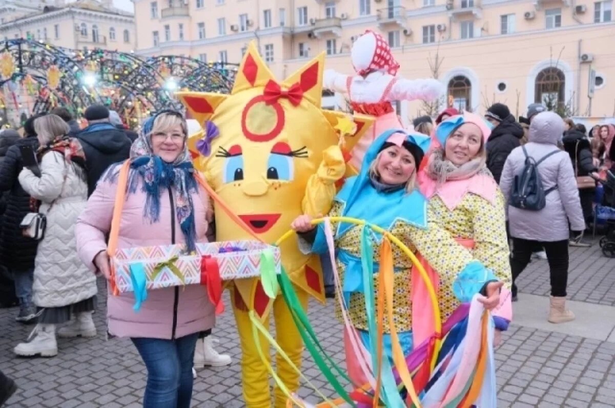    2500 астраханцев проводили зиму на площади Ленина