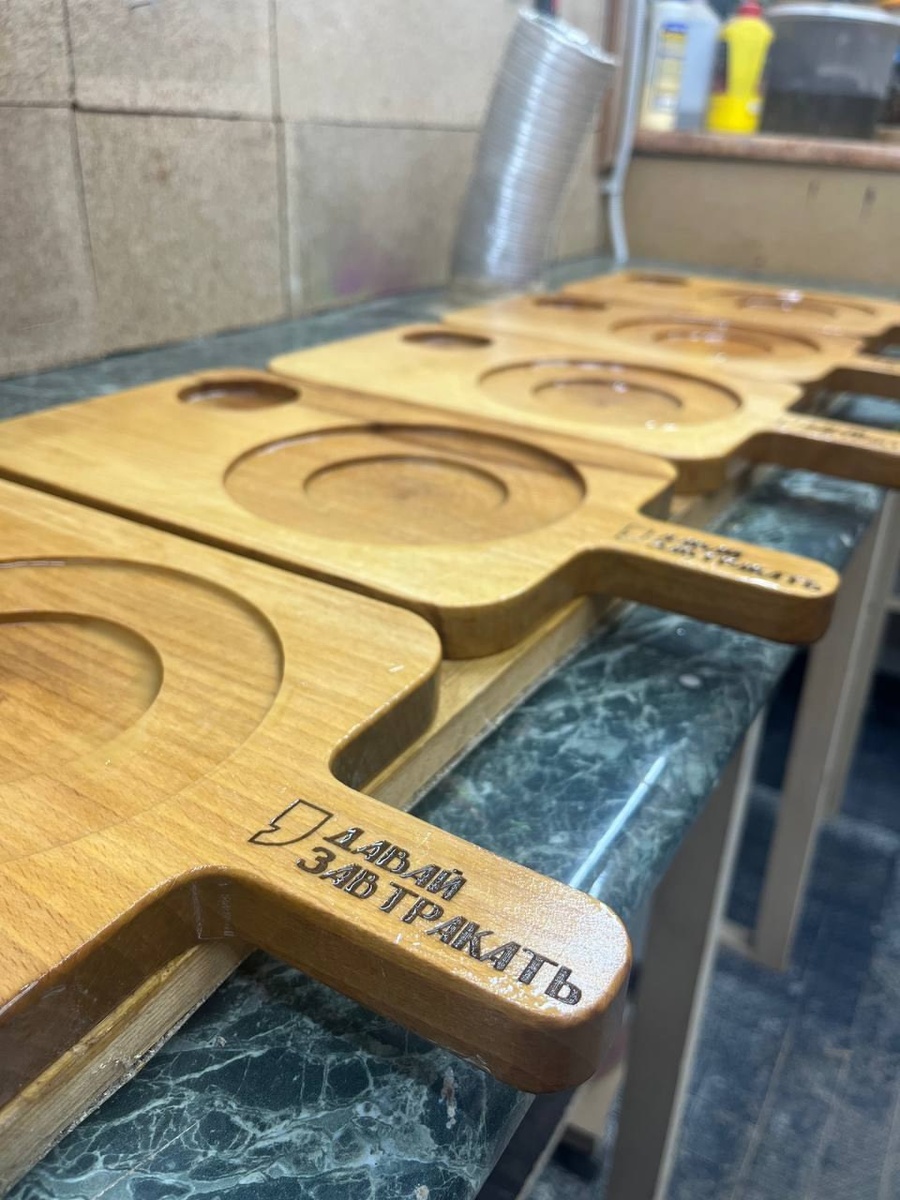 Элегантная и четкая надпись «Давай завтракать».