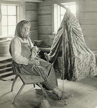 Рожать в жилой избе считалось плохой приметой — это могло «опоганить» иконы и домашний очаг. Поэтому роженицу уводили в баню. После родов женщина считалась «нечистой» в течение 40 дней.