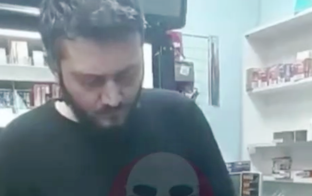 Правоохранители обнаружили, что продавец мини-магазина не говорит по-русски и находится в розыске.