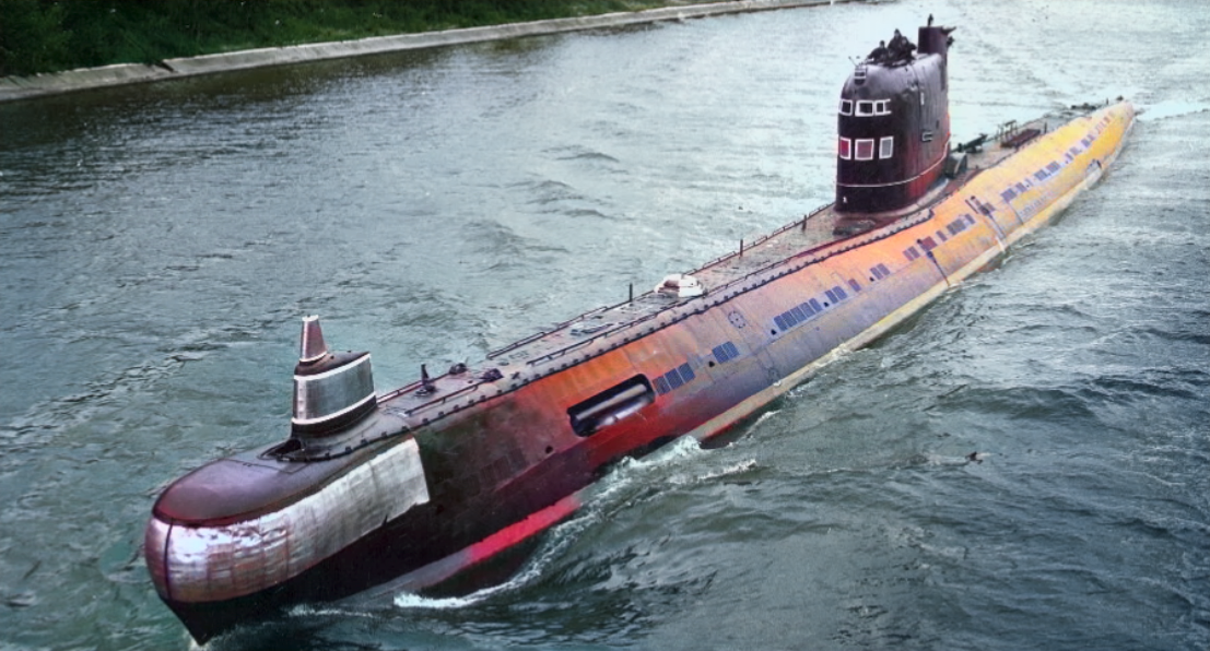 Подводная лодка выходит по морскому каналу из ВМБ Лиепая. Фото: forums.airbase.ru