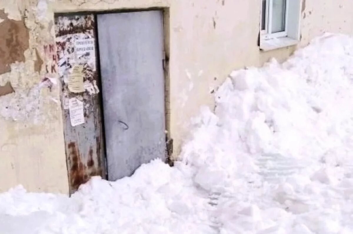    На улице Жуковского сошедший с крыши снег заблокировал подъезды дома