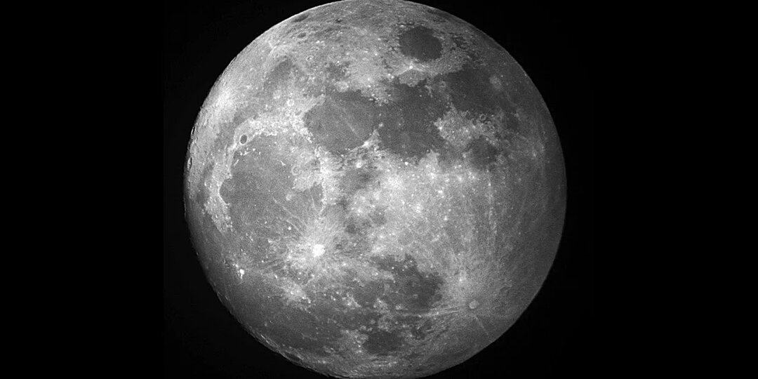 Луна появилась на небосводе сравнительно недавно.