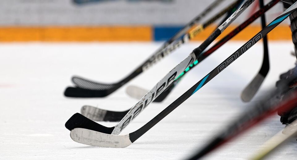   Клюшки на льду во время детско-юношеского турнира по хоккею «Кубок Александра Овечкина» в Красногорске / Медиасток.рф