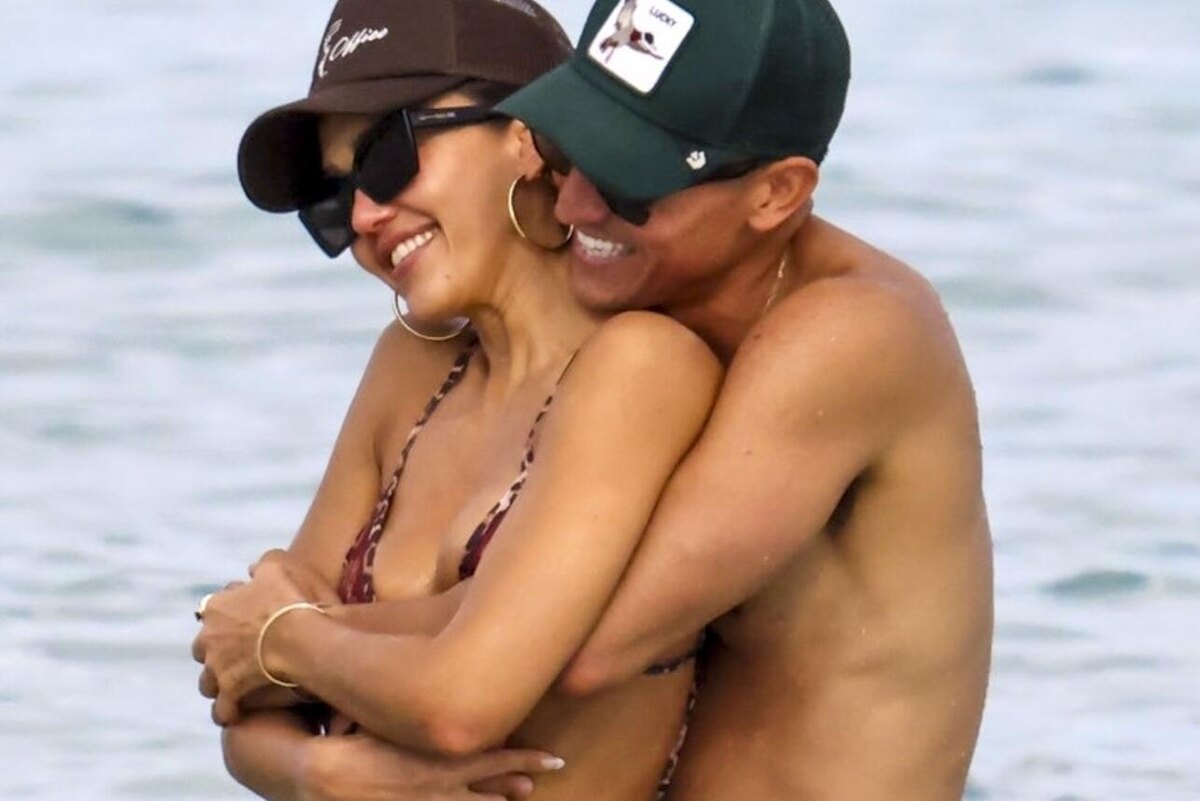    Джессика Альба отпраздновала развод в компании нового бойфренда LEGION-MEDIA