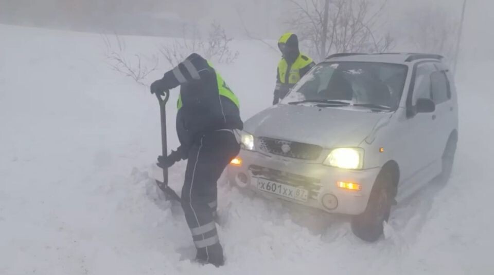    Сотрудники ДПС спасают автомобили из снежного плена. Источник: УМВД России по Чукотскому автономному округу