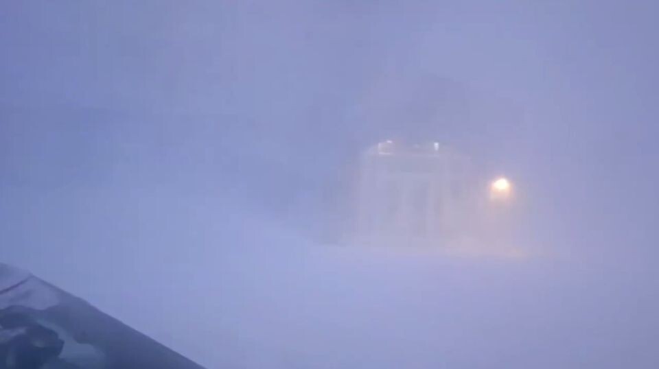    Сотрудники ДПС спасают автомобили из снежного плена. Источник: УМВД России по Чукотскому автономному округу