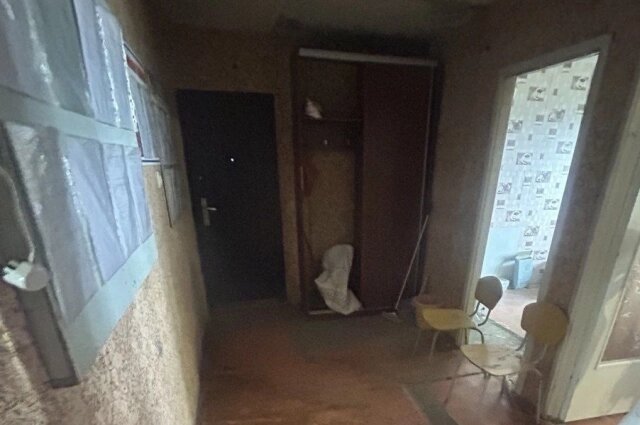    На стене в прихожей висел стенд с информацией, в том числе и по должникам. Фото: предоставлено Денисом Тихоновым