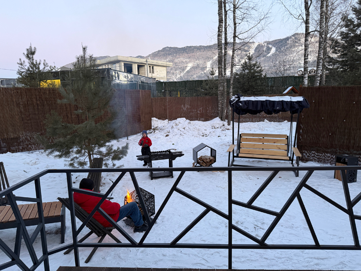 Вот фото с нашей мангальной зоны. Фактически за забором уже начинается г/л курорт. 