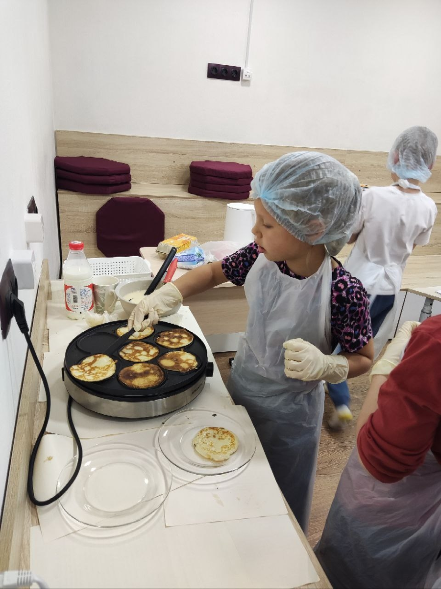 Школьники Эврики на продленке пекут маленькие блины в первый день Масленицы 2026 г.