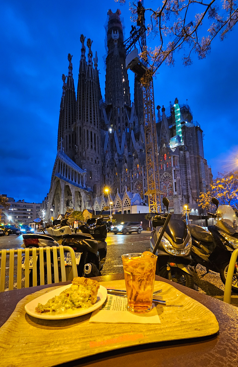 В Барселоне после Франции мы вдохновил и почувствовали себя людьми. Тут можно себе позволить посидеть в кафе с видом на главную достопримечательность и не разориться