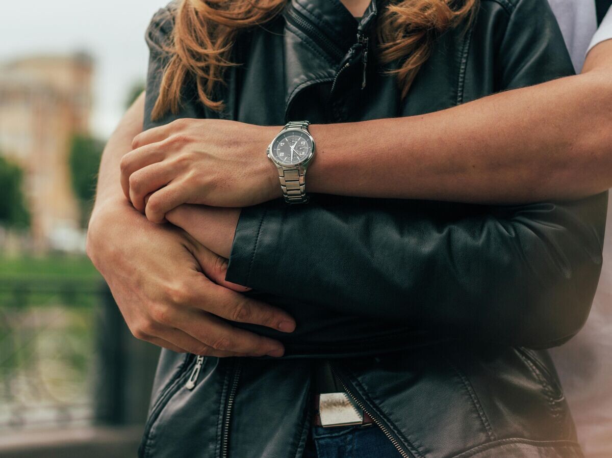    Мужчина обнимает женщину | © Depositphotos.com / NeyaO