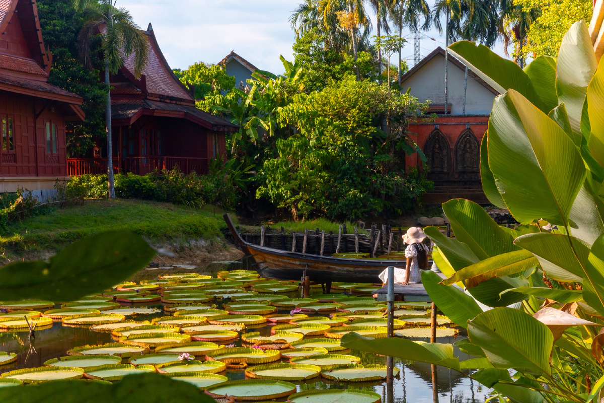 Тайский ландшафт с традиционными лодками и пышной зеленью на Пхукете, Таиланд. Источник: Shutterstock