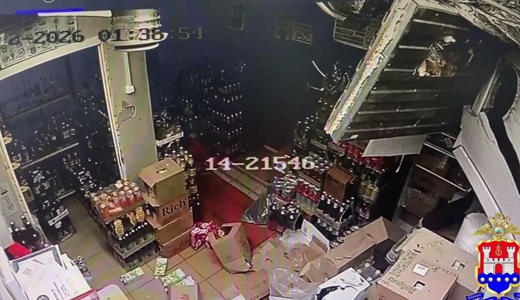 Ночной набег на магазин на Нансена: двое рецидивистов пытались украсть ящики с напитками Янтарный край  📷
