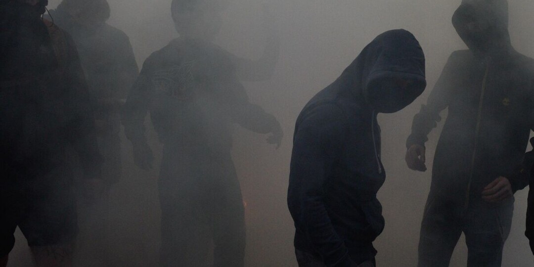 В Москве толпа подростков-мигрантов избила прохожего ногами. ВИДЕО