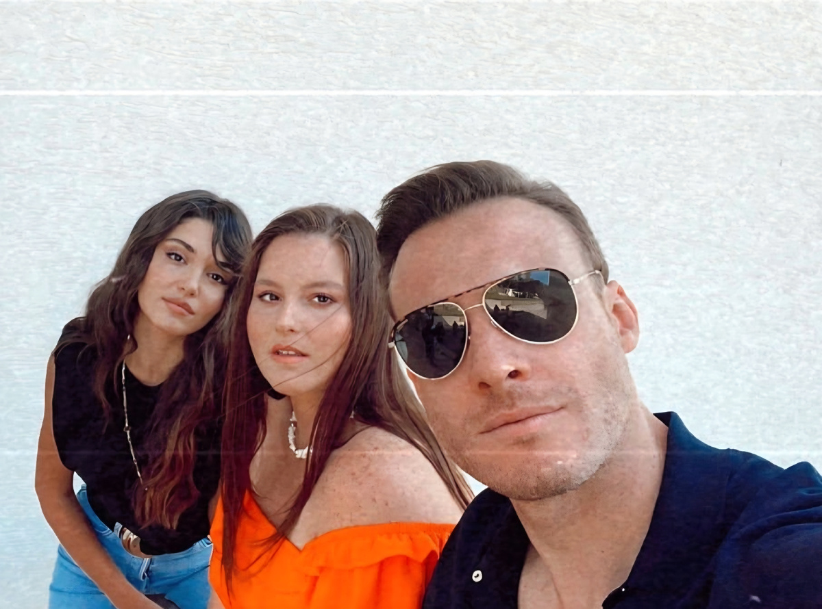 Ханде Эрчел, Эльчин Афаджан, Керем Бюрсин. Фото из личного аккаунта Эльчин. 2020 г.