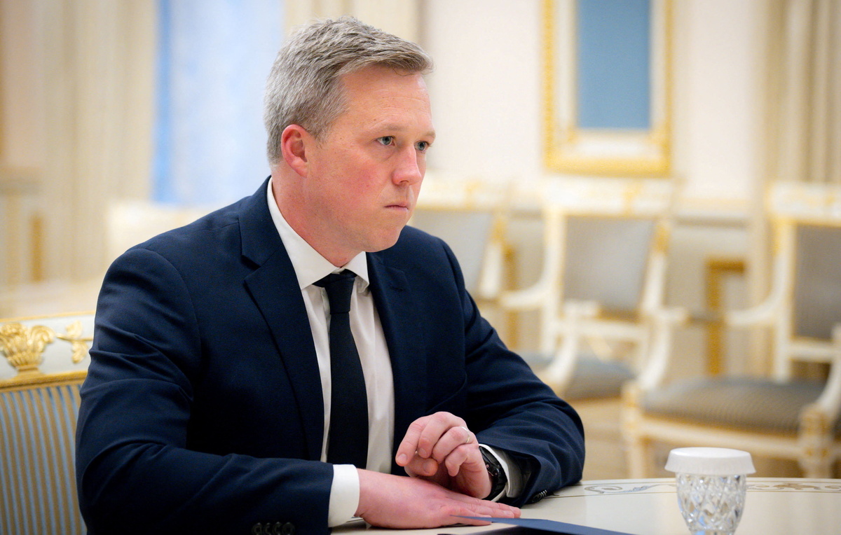    Министр сухопутных войск США Дэниел Дрисколл  Ukrainian Presidential Press Service/Handout via REUTER