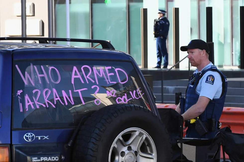 «Кто вооружил Тарранта?» — надпись на машине в Новой Зеландии. В 2019 году Брендон Таррант напал на две мечети в Крайстчерче и убил 50 человек. Его приговорили к пожизненному заключению